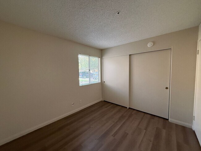 Building Photo - Downstairs Corner Condo in the Gated Community of Las Palmas