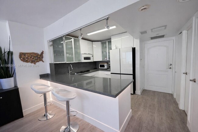 Building Photo - 3675 N Country Club Dr