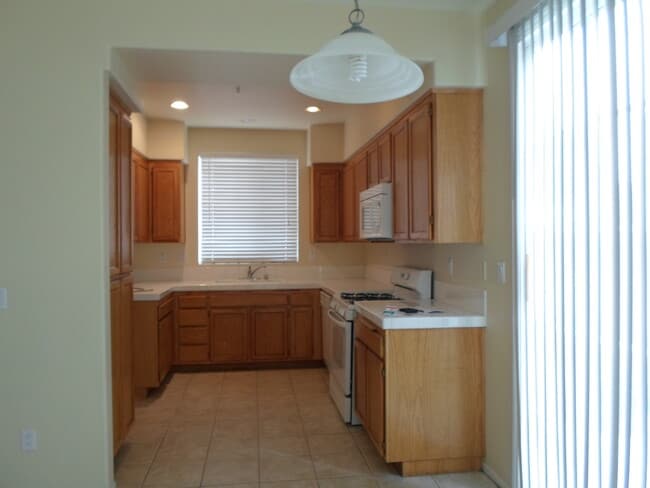 Kitchen - 460 Middlebury Ct