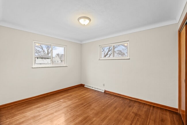 Building Photo - 5525 Sunnyside Dr