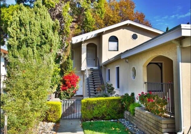 Primary Photo - G4 | 1032-1034 Paloma Avenue