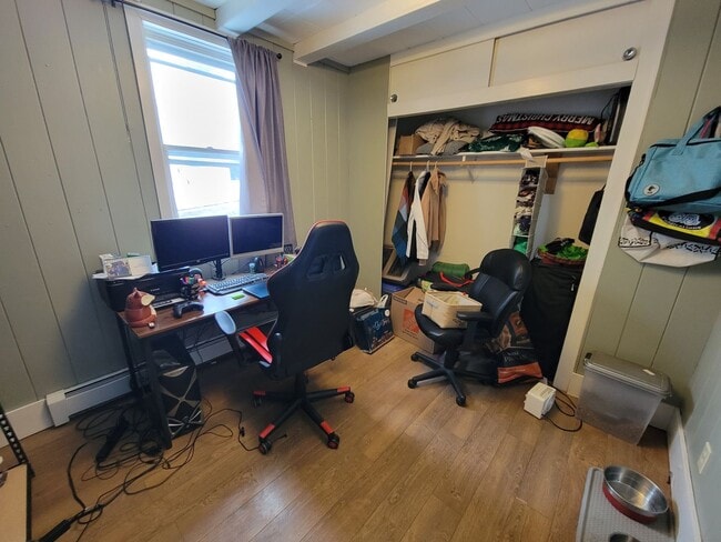 Building Photo - AVAILABLE JUNE - 3 Bed, 1 Bath Updated Home!