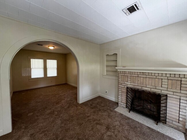 Building Photo - 119 St Julien Ave