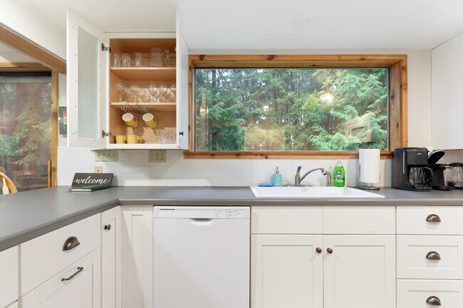 Building Photo - 901 Center St NE