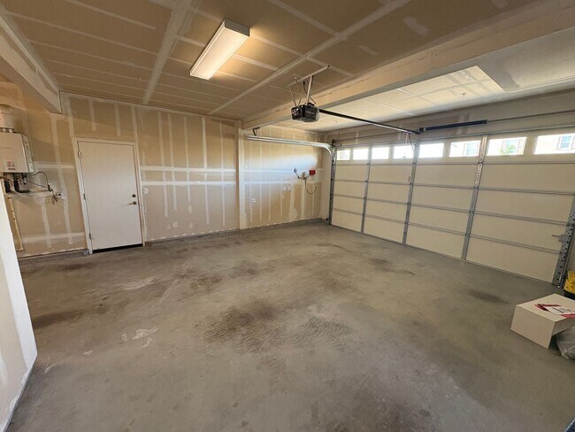 Building Photo - Spacious 4 Bed 3 Bath Tracy Home