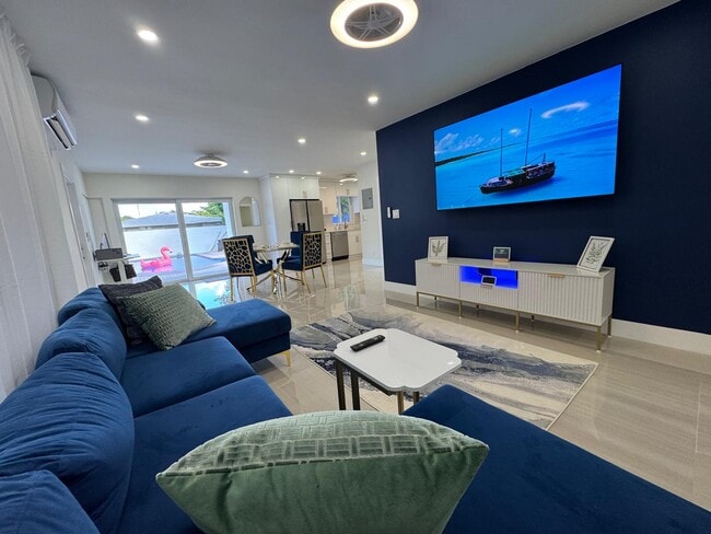 Building Photo - 1900 NE 2nd St