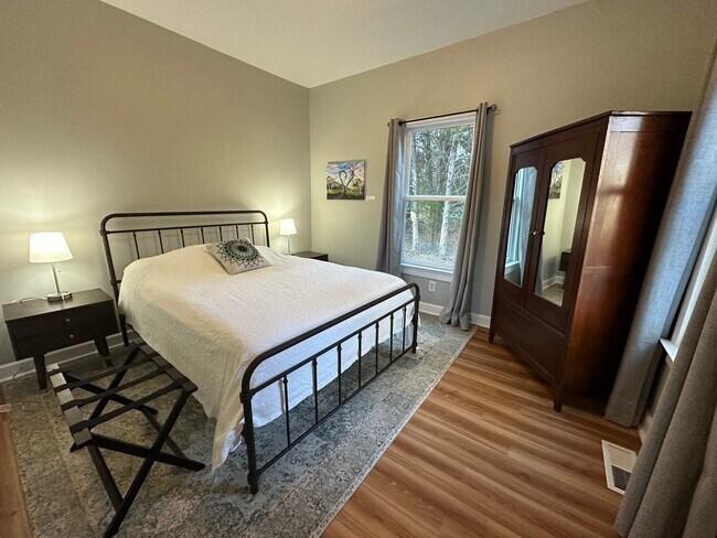 Queen bedroom - 4804 Friends School Rd
