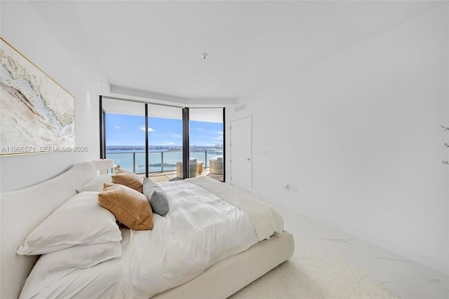 Building Photo - 700 NE 24th St