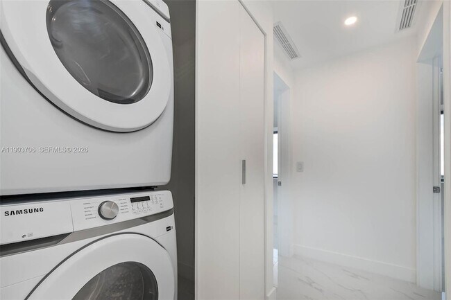 Building Photo - 700 NE 24th St