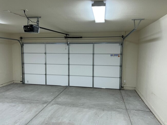 Building Photo - San Luis AZ, Three Bedroom 2 Bath Corner Lot Home with Additional Parking