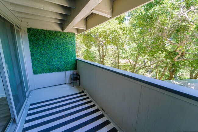 Building Photo - 320 Vía Casitas