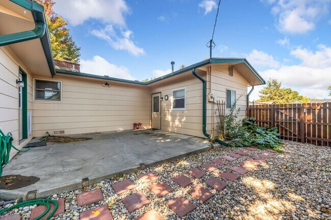 Building Photo - 3 Bedroom Ranch Home North of Lake Loveland