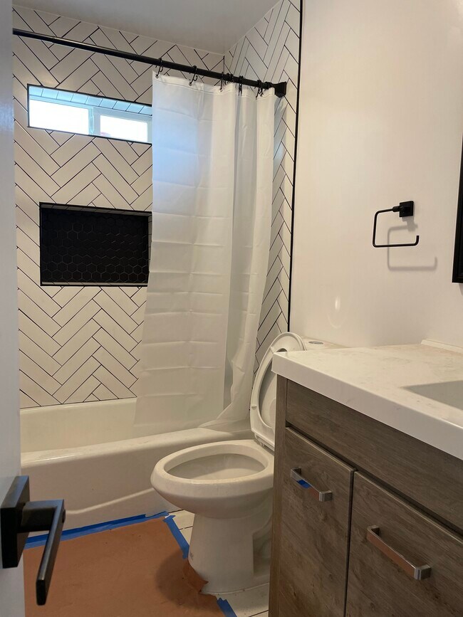 Building Photo - 1385 N Marengo Ave