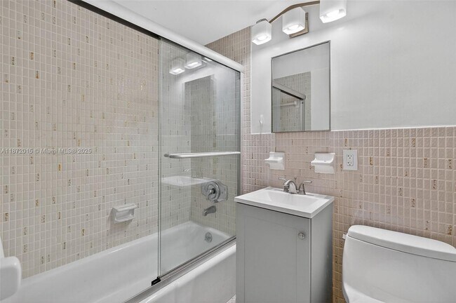 Building Photo - 537 Menendez Ave