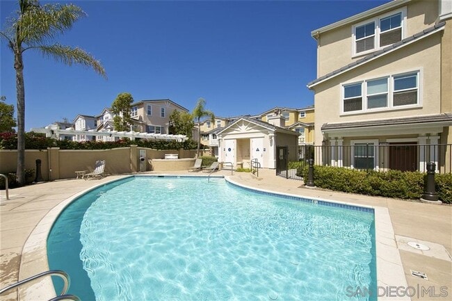 Building Photo - 3 Bedroom 3.5 Bathroom Townhouse in Sunset Cove