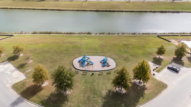 Building Photo - Lake View Four Bedroom 2.5 Bath Home