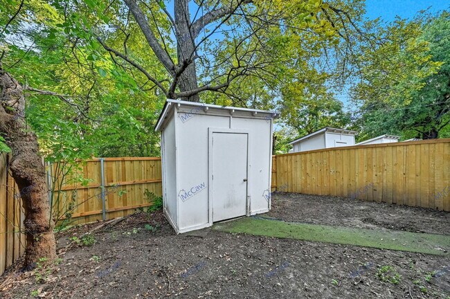 Building Photo - 616 Moore St