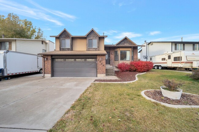 Primary Photo - Spacious & Pet-Friendly 4-Bed Home with Mo...