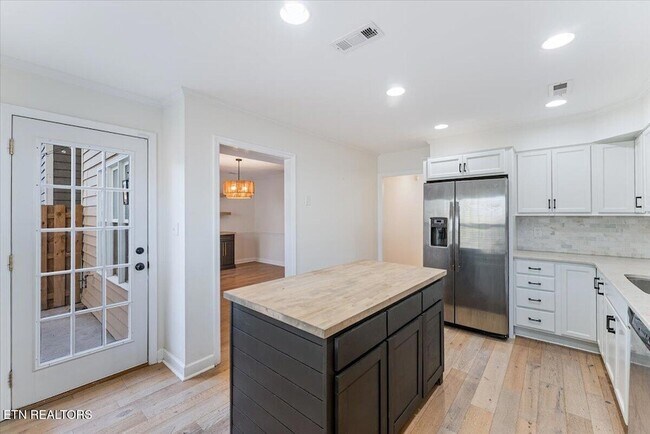 Building Photo - 8930 Wesley Pl