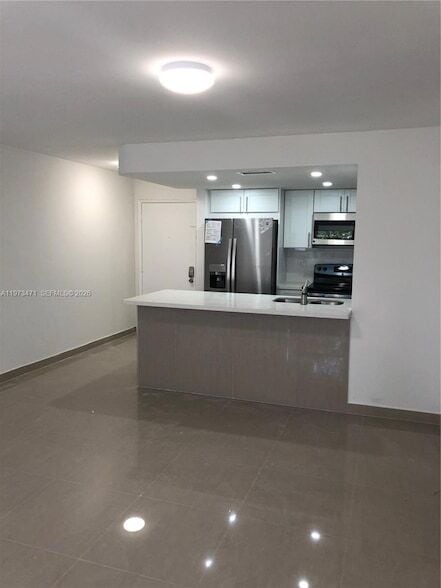 Building Photo - 8883 Fontainebleau Blvd