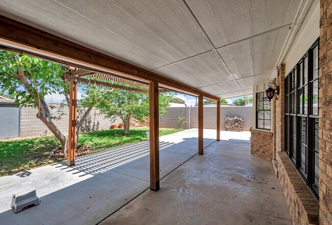 Building Photo - 1800 W 23rd St