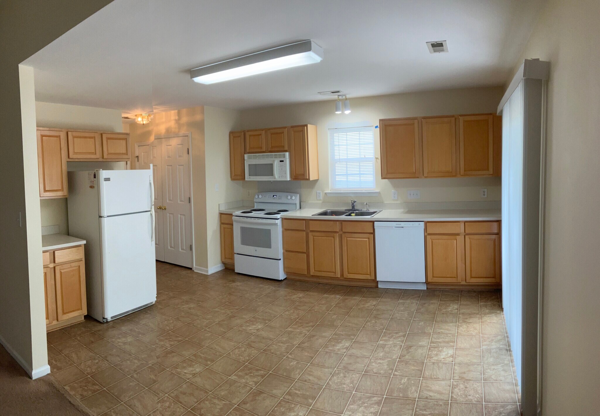 Kitchen from living room - 3202 Pine Pointe St