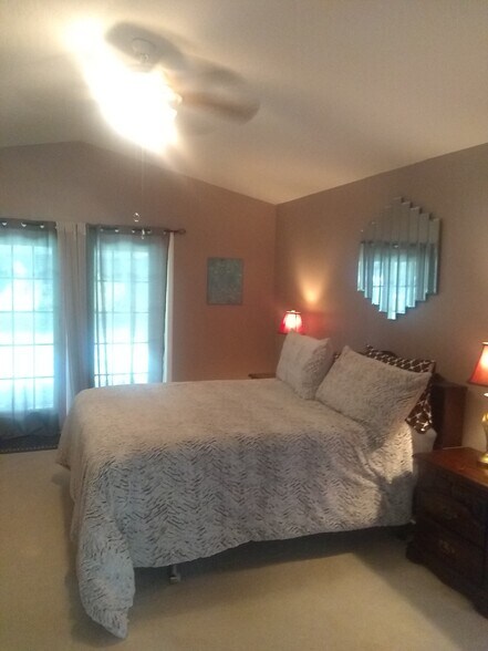 Master bedroom Queen bed - 147 Filbert St