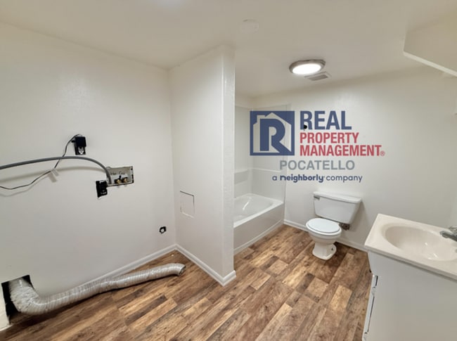 Building Photo - 4 Bedroom 2 bath House - Dog friendly