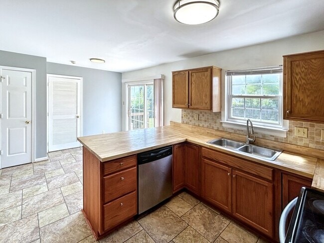 Building Photo - 6432 Goldenrod Ct