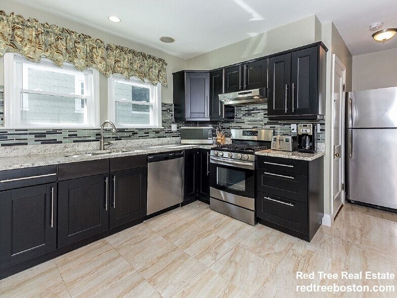 Primary Photo - 33 Pershing Rd