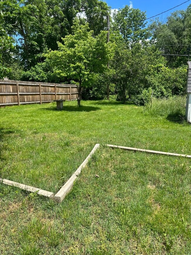 Building Photo - 3 Story Home Available Now Near Campus!