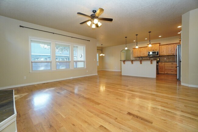 Building Photo - 2319 E Challis St