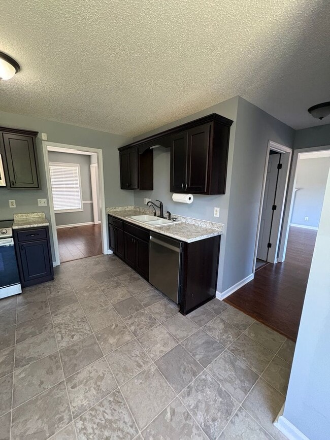 Building Photo - Beautiful 3-BR Colonial with Huge Bonus Room in Summerhaven!