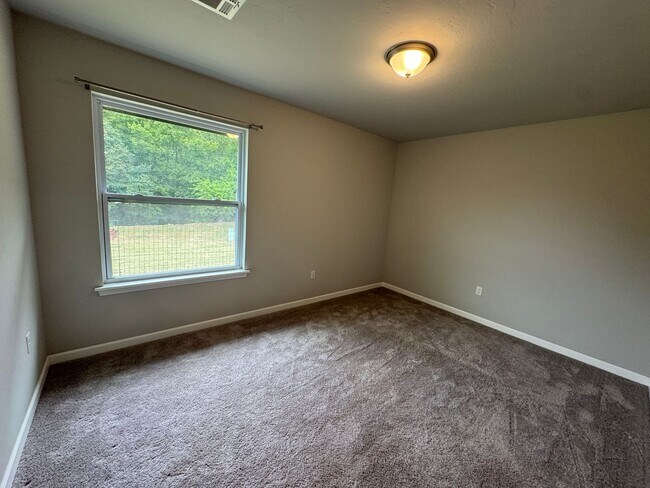 Building Photo - Don't Miss this STUNNING, true 4 bed, 2 ba...