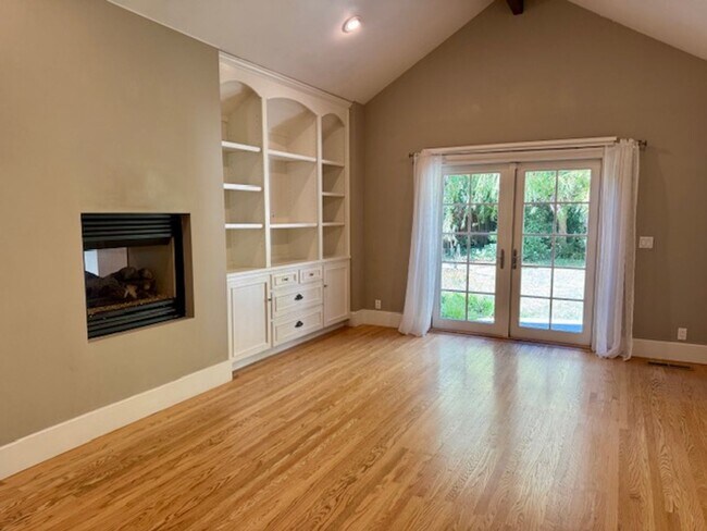 Building Photo - Gorgeous 5 bedroom, 4.5 bath, Westside Dan...