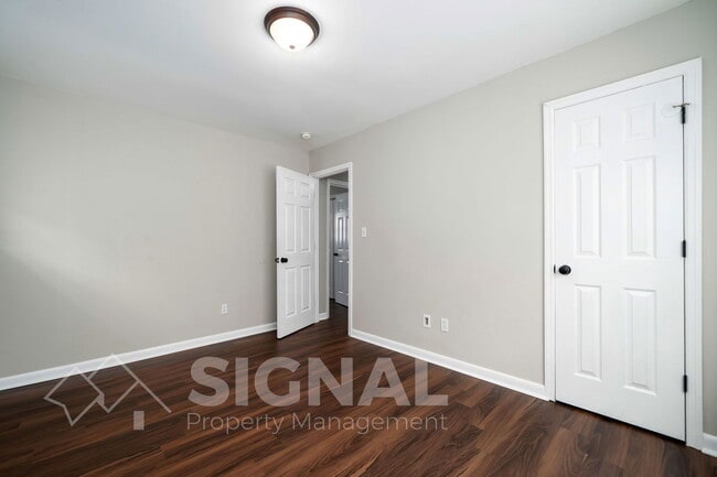 Building Photo - 2827 Arrowhead Cir NE