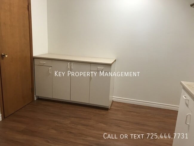 Building Photo - 4 Bed * Tri-Level House on 1+ Acre