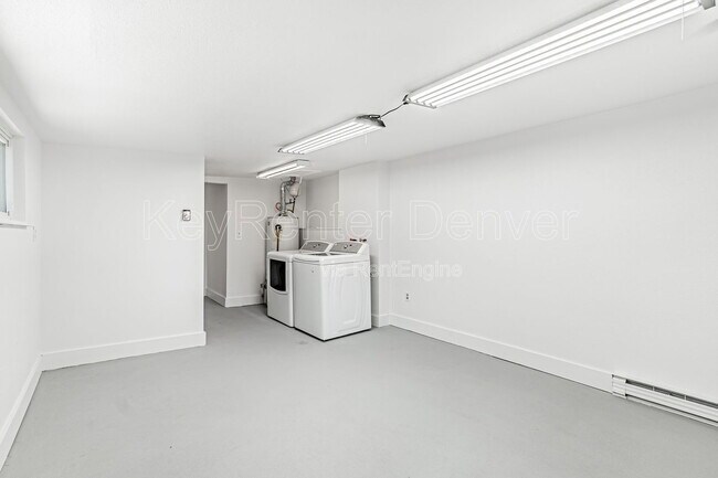 Building Photo - 400 Lily Ln