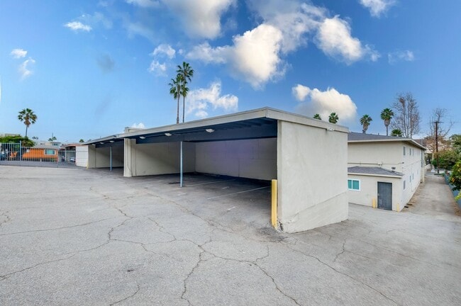 Building Photo - 633 W Hyde Park Blvd
