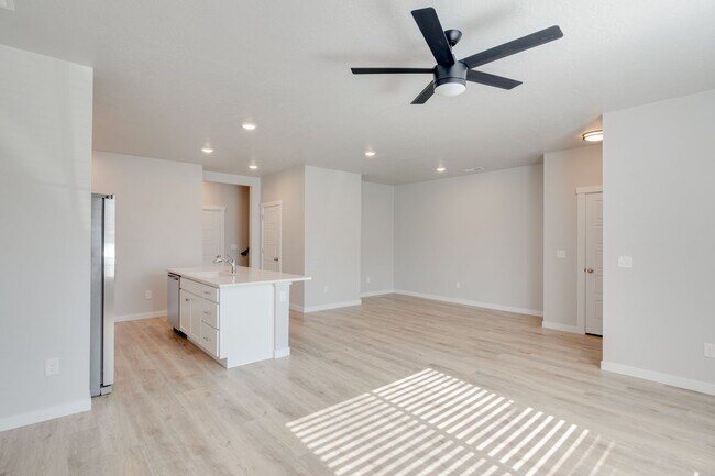 Building Photo - Baraya Townhomes: Modern Townhomes for Rent in Meridian, ID