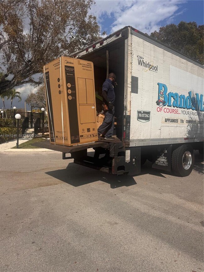 Building Photo - 2614 Riverside Dr