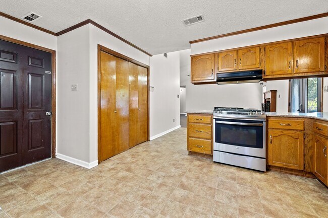 Building Photo - 3/2 Sherwood