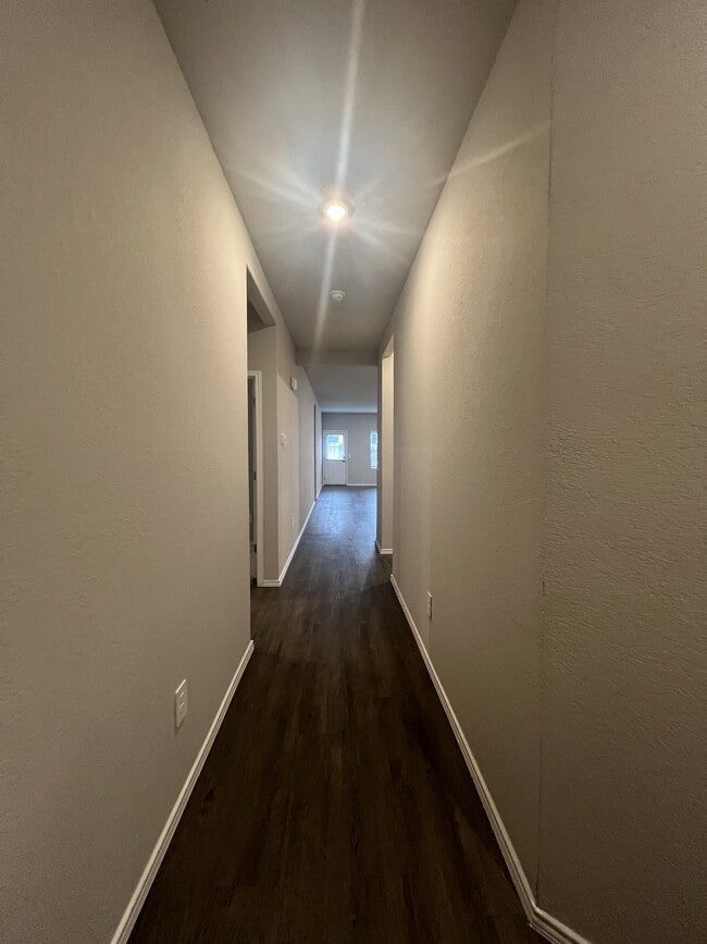 Building Photo - 596 Jennifer Wy