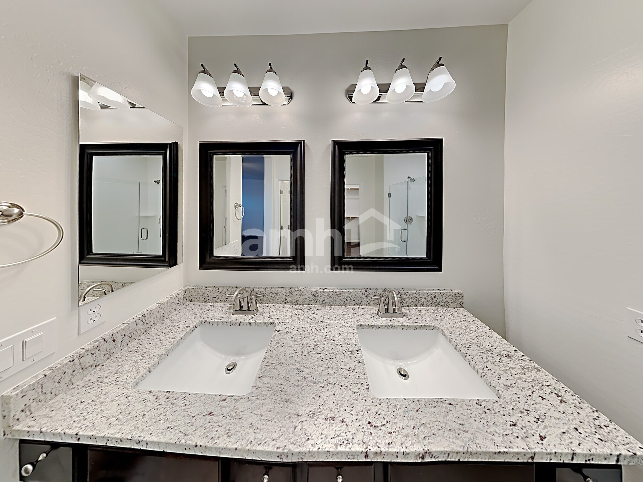 Building Photo - 1709 E Primavera Way