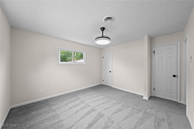 Building Photo - 1539 Longwood Rd