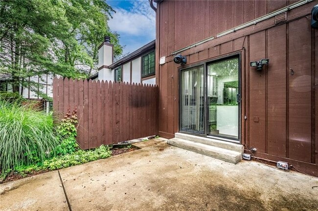 Building Photo - 107 Forest Edge Dr