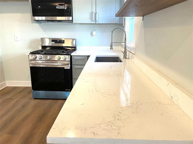 Building Photo - 807 E Riverside Dr