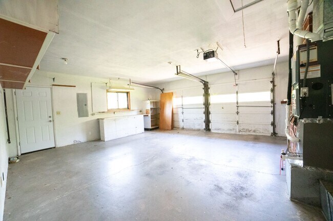 Building Photo - Large One Level Oregon City Home