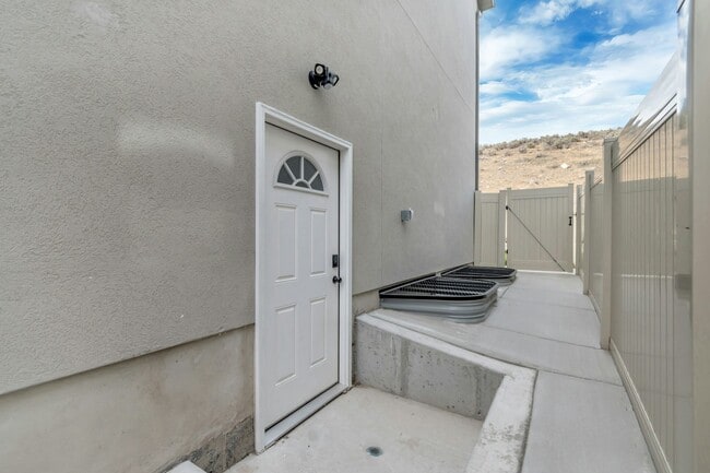 Primary Photo - 1316 W Quailhill Rd