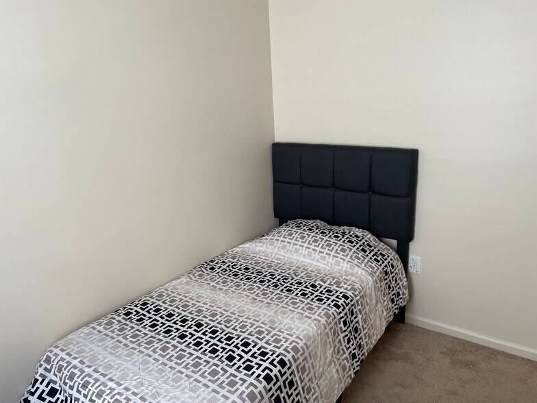 Building Photo - 140 Fabyan Pl